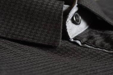 Siyah gömlek seçici odak kadar kapatın