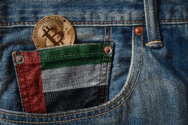 Kot pantolon cebinde kot Denim doku Birleşik Arap Emirlikleri bayrağı ile altın Bitcoin (Btc) cryptocurrency.