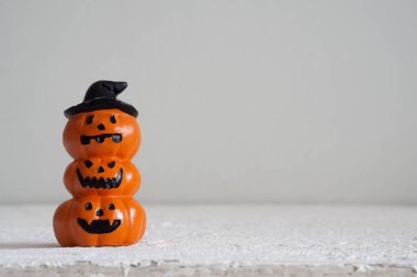 Cadılar Bayramı festivali baş bebek Pumpkins ürkütücü dekorasyon perili. Metniniz için kullanılabilir boş alan.