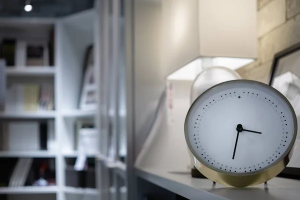 Horloge Blanche Moderne Dans Salon Avec Étagères Livres Lampe — Photo