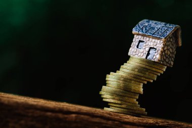 Emlak Yatırım ve house mortgage mali. Risk yönetimi kavramı. Sikke yığını üzerinde düşen ev modelleri.