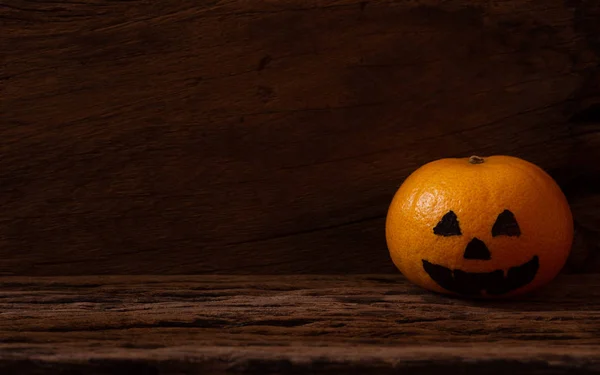 Orange Frais Avec Halloween Citrouilles Peint Visage Sur Fond Bois — Photo