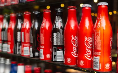Bangkok, Tayland - 15 Eylül 2018: Baan Bangkhen Müzesi, Bangkok, Tayland yığılmış ekran Coca-cola şişeleri