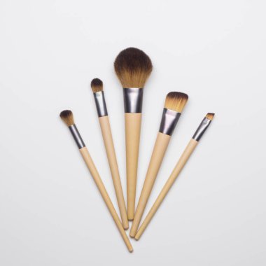 beyaz arkaplanda izole edilmiş makyaj fırçası