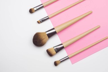 Beyaz ve pembe arka plan üzerinde fırça makyaj