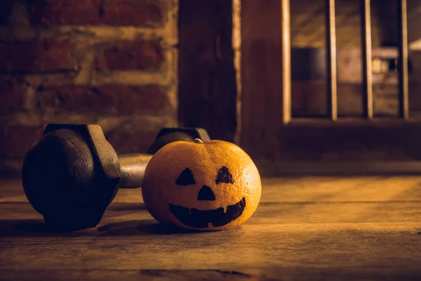 Naranja Con Cabeza Calabazas Embrujada Espeluznante Cara Con Mancuerna Hierro — Foto de Stock