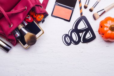 Kadın güzelliğinin aksesuarlar kozmetik moda mutlu Cadılar Bayramı şenliği düz yatıyordu kavramı.