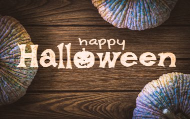 Mutlu Cadılar Bayramı günü. Çiğ kabak üstten görünüm Cadılar Bayramın kutlu olsun word metni ahşap masa zemin üzerine.