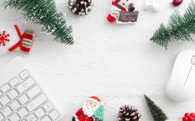 Düz yatıyordu ofis resepsiyon masası bilgisayar kablosuz fare ve klavye ve Noel dekorasyon oyuncak ve süsler rustik beyaz tahta arka plan ile. Kopya alanı ile üstten görünüm.