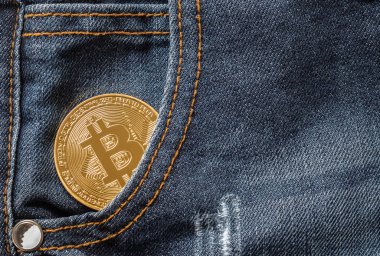 Denim kot pantolon cebinde altın bitcoin, yakın çekim