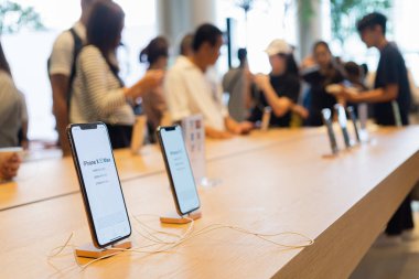 Bangkok, Tayland - 11 Kasım 2018: Yeni iphone Xs şarj docking istasyonu Max Iconsiam Bangkok Tayland Apple Store satışında devam ediyor.