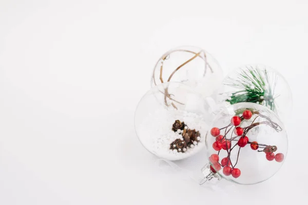 Boże Narodzenie Bale Ozdoby Białym Tle Zbliżenie Selektywnej Ostrości Bombki — Zdjęcie stockowe