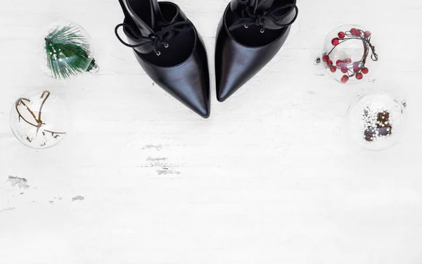 Plochá Laických Černé Vysoké Boty Podpatku Vánoční Ozdoby Grunge Bílé — Stock fotografie