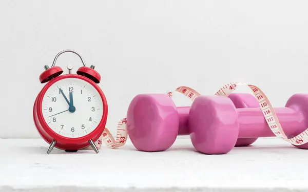 Zeit Zum Trainieren Gesunder Lebensstil Und Ernährungskonzept Rosa Kurzhanteln Wecker — Stockfoto