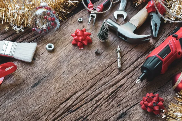 Neşeli Noel ve mutlu yeni yıl kullanışlı inşaatı araçlar arka plan kavramı. Noel evi tamir DIY kullanışlı araçlarıyla kullanışlı bir rustik ahşap masa süs süsleme.