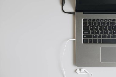 Ofis Masası adlı kullanıcının alanı - düz çalışma üstten görünüm mockup fotoğraf bir çalışma alanı laptop ve kulaklık gri tablo arka plan üzerine yatırın. Çalışma Resepsiyon kavramı kopya alanı ile.