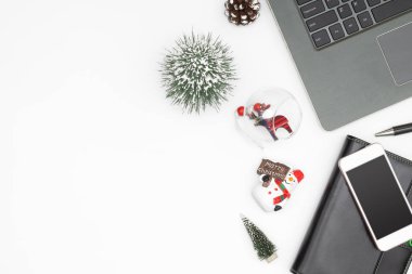 Neşeli Noel ve mutlu yeni yıl office çalışma alanı masaüstü kavramı. Üstten görünüm laptop notebook ile yat ve kopya alanı ile Noel süsler.