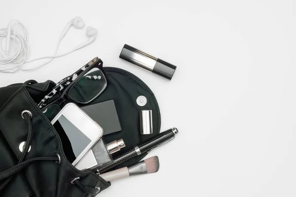 Vue Dessus Sac Noir Femme Ouvert Avec Accessoires Smartphone Parfum — Photo