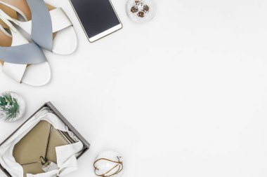 Düz yatıyordu neşeli Noel ve mutlu yeni yıl festival kompozisyon kadın aksesuarları, hediyeler, elbise ayakkabı, çanta akıllı telefon ve Noel topları ayarlayın. Beyaz arka plan üzerinde kopya alanı ile üstten görünüm.