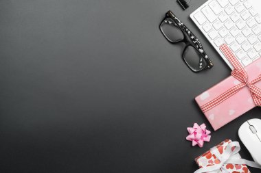 Ofis masaları Hediyelik kutu. Mutlu sevgililer günü ve Doğum günün kutlu kavramı. Yukarıdan kopya alanı ile göster.