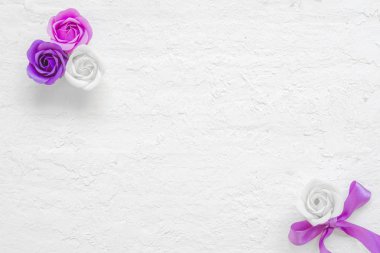 Sevgililer düz yatıyordu mockup. Güzel pembe ve mor gül çiçek grunge Tarih ile ahşap arka plan beyaz boşluk kopyalayın. Stok fotoğraf, rustik ve feminen tarzı,