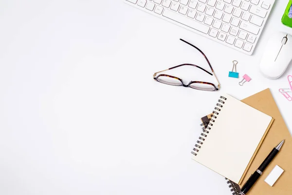 Escritório Branco Com Computador Suprimentos Mesa Vista Superior Com Espaço — Fotografia de Stock