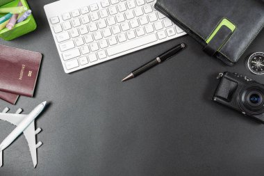 Planlama ve iş gezisi kavramı seyahat seyahat. Resepsiyon masasında aksesuarları. PC klavye, pasaport, defter, pusula ve uçak modeli. Kopya alanı ile üstten görünüm