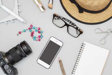 Üstten görünüm düz lay, kadının seyahat ve tatil kavramı öğeleri. Hedef