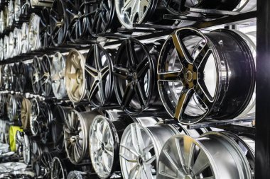 Araba jant mağazasında duvarına