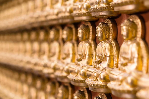 Muur Tempel Gemaakt Door Duizenden Kleine Gouden Boeddhabeeld Chinese Tempel — Stockfoto