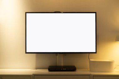 Beton duvar ahşap masa ve medya oynatıcı ile oturma odası led boş ekran tv. Mockup boş ekran Tv kopya alanı için.
