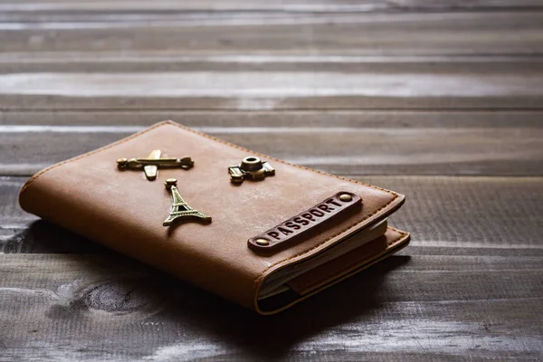 Seyahat arka plan kavramı. Kapak ile pasaport seyahat öğeleri dekorasyon ahşap arka plan üzerinde.