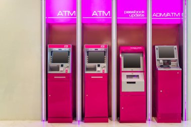 ATM (otomatik vezne makinesi) Adm (otomatik nakit mevduat makine) hesap cüzdanı para hizmetleri ve güncelleştirmesi tüm finansal işlem için. Bankacılık ve teknoloji. 