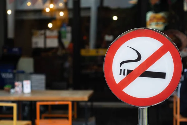 Nie palenia drogowskaz infornt restauracji, odkryty obszar piblic — Zdjęcie stockowe
