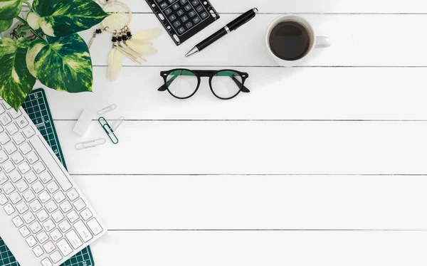 Flat lay of office desk work space table with computer wireless — Stock Photo, Image