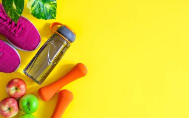 Kırmızı ve yeşil elma, şişe suyu, portakal dumbell ve kırmızı 