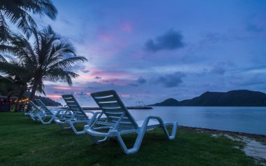 Güzel tropikal deniz manzarası görünümü Koh Chang, Tayland. Akşam