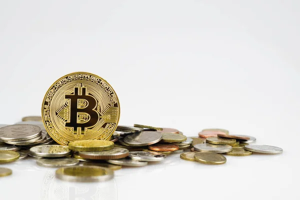 Golden Bitcoin über viele internationale Geldmünzen isoliert auf w — Stockfoto