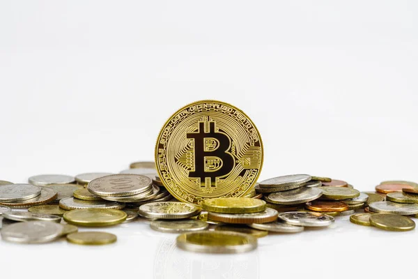 Golden Bitcoin über viele internationale Geldmünzen isoliert auf w — Stockfoto