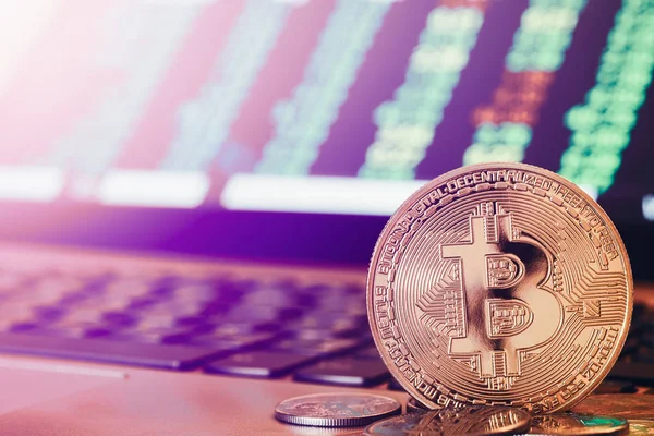 Goldene Bitcoin-Münzen vor einer grünen bulligen Kryptowährung — Stockfoto