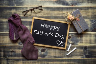 Babalar günün kutlu olsun. Hediye kutusu, kravat düz yatıyordu görüntü,