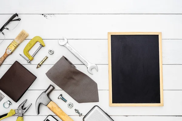 Flat lay of blank space blackboard with construction blue collar — Stockfoto