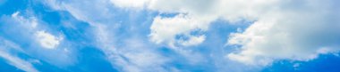 Beyaz bulutlar ile güzel panoramik canlı canlı mavi gökyüzü 