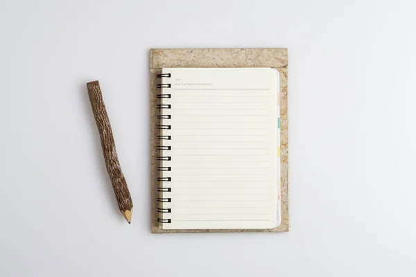 Pohled na otevřený spirální prázdný notebook s přírodou dřevěná tužka — Stock fotografie