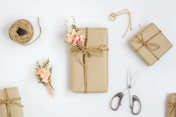 Piękne małe ręcznie robione pudełko DIY (pakiet) z kwiatami i — Zdjęcie stockowe