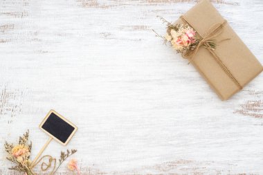 Güzel küçük el yapımı Diy hediye kutusu (paket) çiçek ve