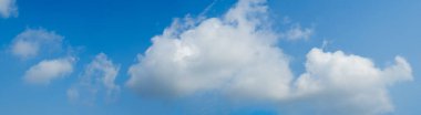 Beyaz bulutlar ile güzel panoramik canlı canlı mavi gökyüzü 