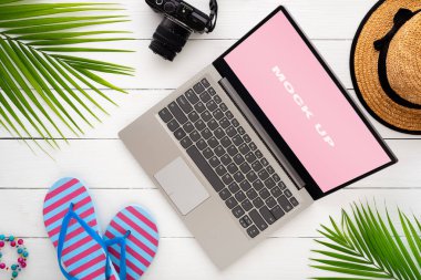 Yaz Holid için Beyaz ahşap masada dizüstü ekran Mock kadar