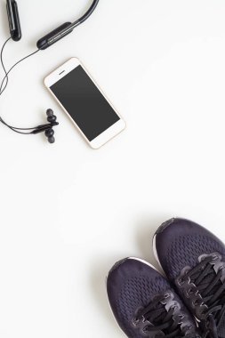 Kablosuz Bluetooth kulaklıyla mockup Mobil cep telefonu ve Run