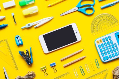 Okul arka planına geri dönmek için boş ekranlı cep telefonuyla dalga geç 